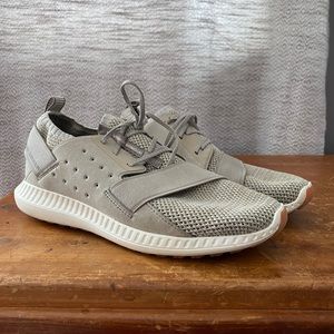 Women’s Under Armour Shoe size 9
